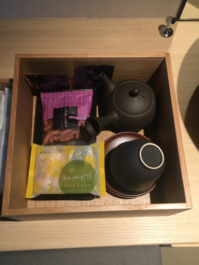 由縁 新宿 客室のお茶と和菓子