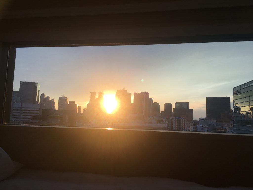 由縁 新宿 高層階客室から見える夕日