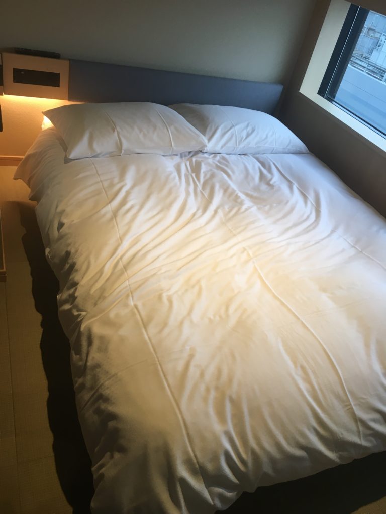 由縁 新宿 Small Double Roomのベッド