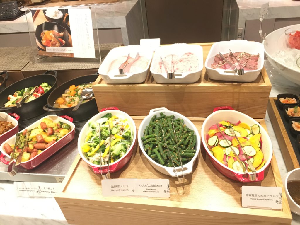 カンデオホテルズ東京六本木の朝食に並ぶ野菜料理と和洋のおかず