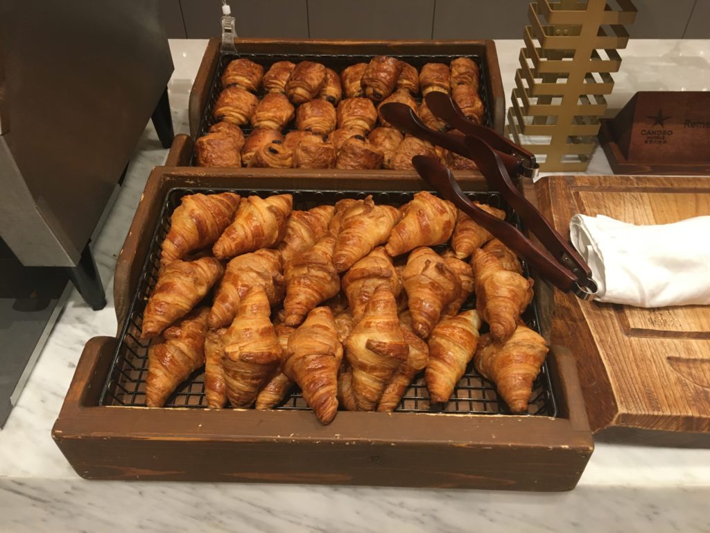 カンデオホテルズ東京六本木の朝食で提供された焼きたてパン