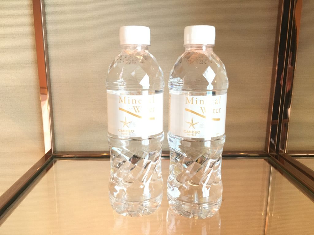 客室に用意されていた2本のミネラルウォーター