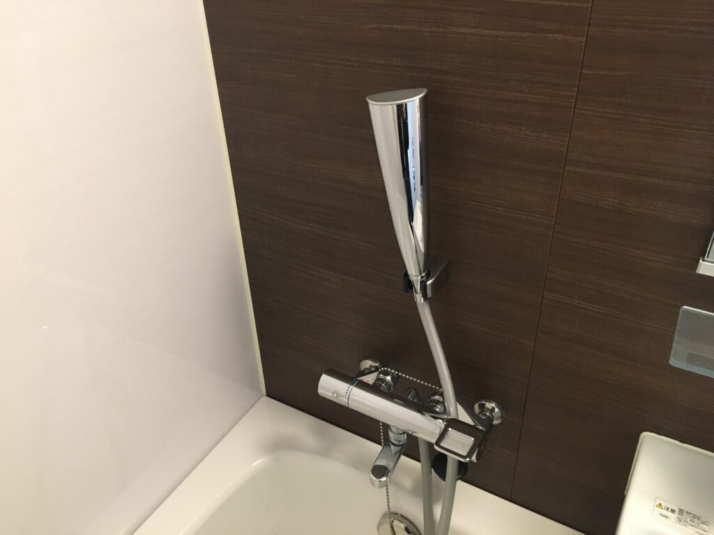 ホテルアクアチッタナハの浴槽とシャワー