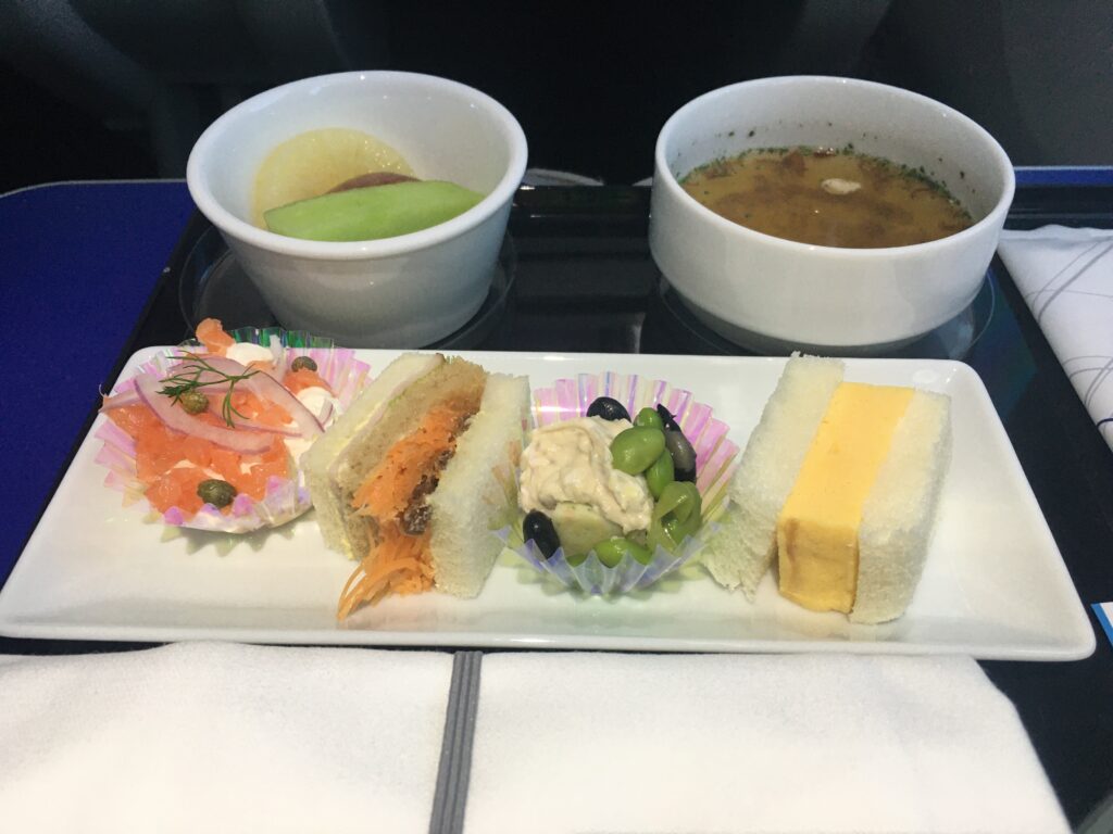 ANA羽田発那覇行きプレミアムクラスの朝食とサンドイッチ