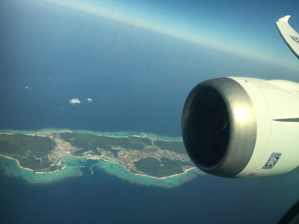 ANA羽田発那覇行きの機内から見たエンジンと沖縄の海