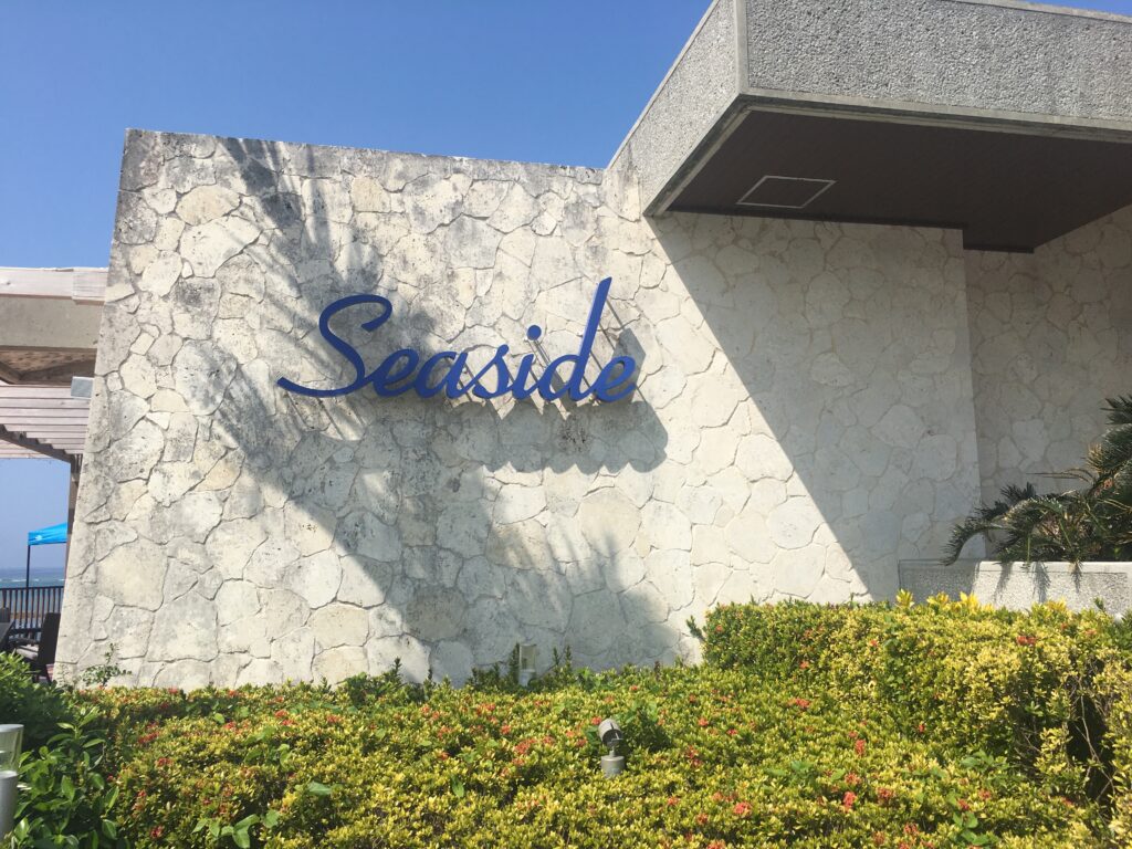 嘉手納マリーナのシーサイド入口にある青いロゴ