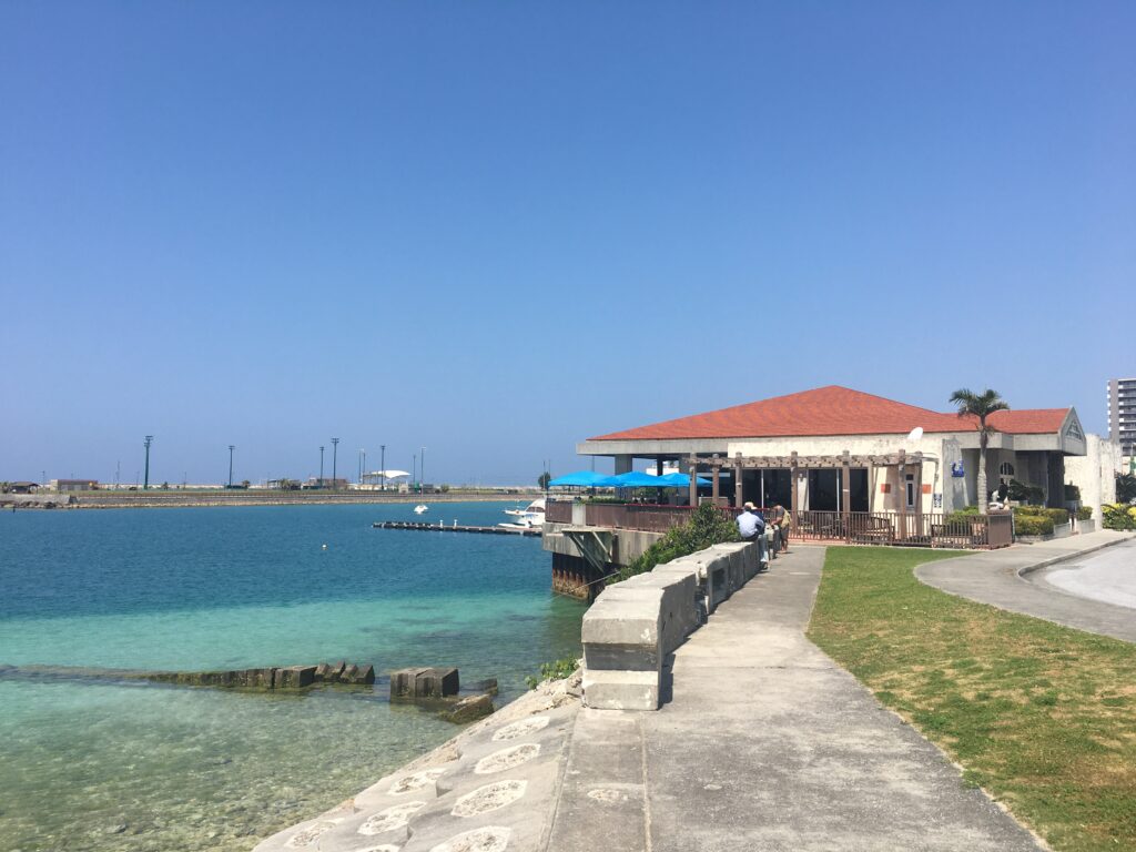 嘉手納マリーナの青い海と海沿いに建つシーサイド
