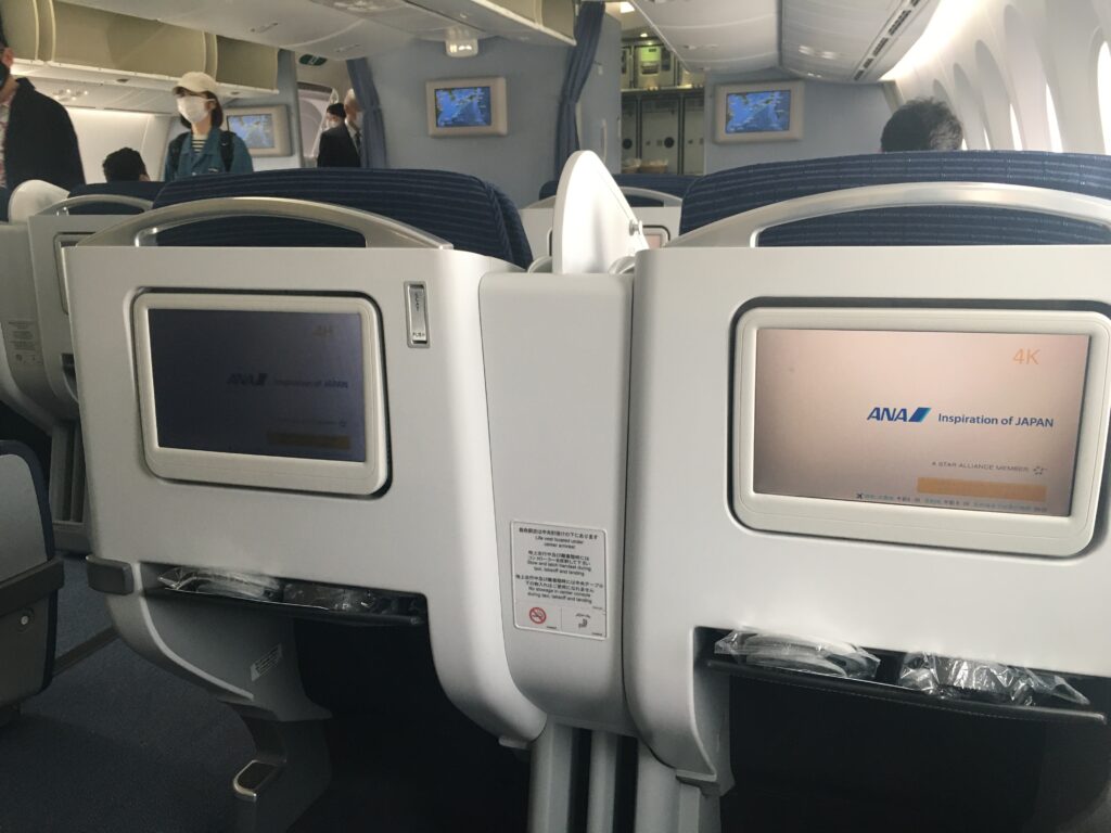 ANA国際線機材78Mのプレミアムクラスと個人用モニター