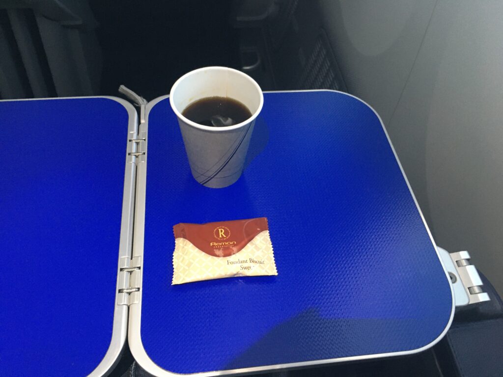 ANAプレミアムクラスのコーヒーとレーマンのフォンダンビスキュイ