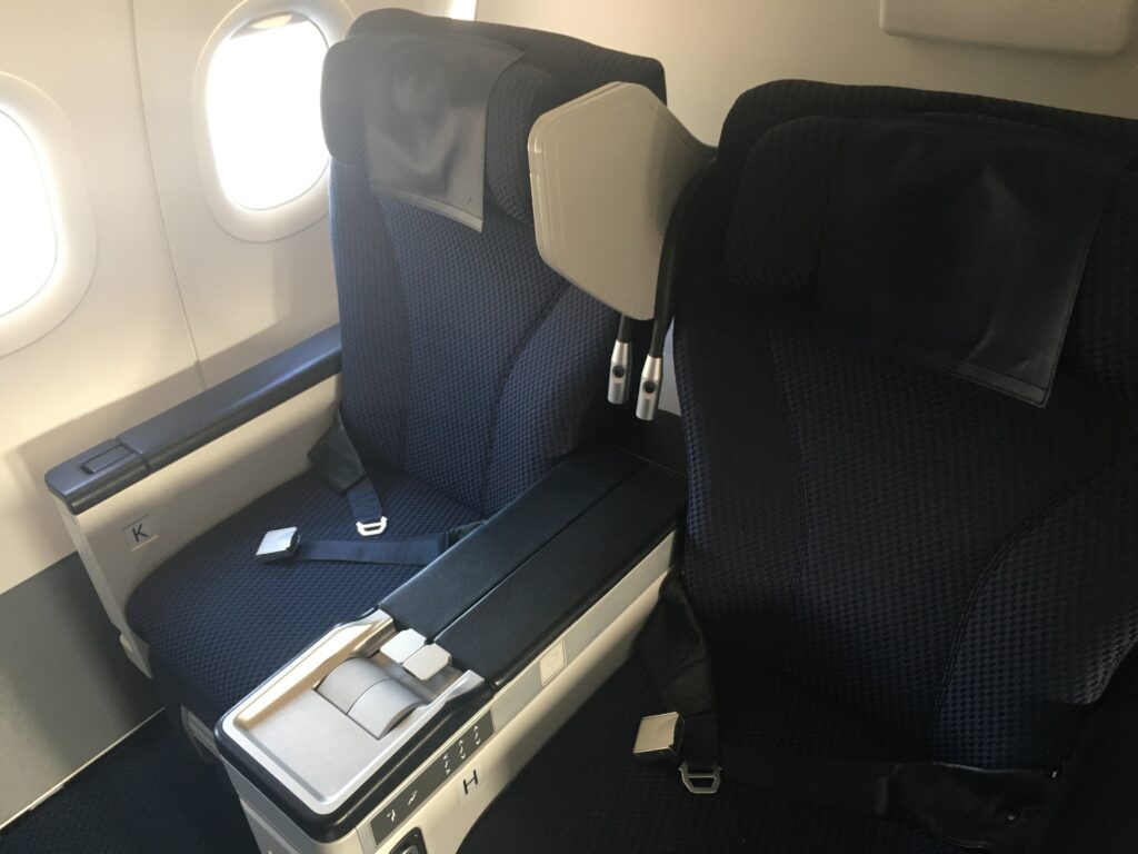 ANA国内線A321のプレミアムクラス座席とセンターコンソール