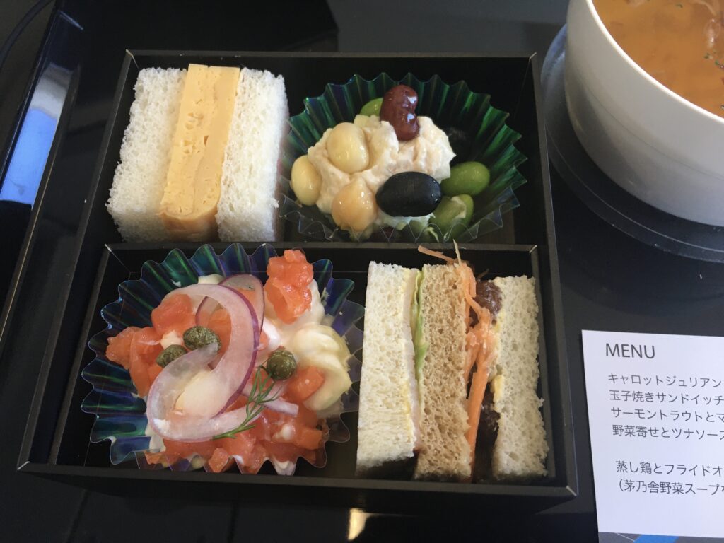 ANAプレミアムクラス朝食の玉子焼きサンドとサーモントラウト