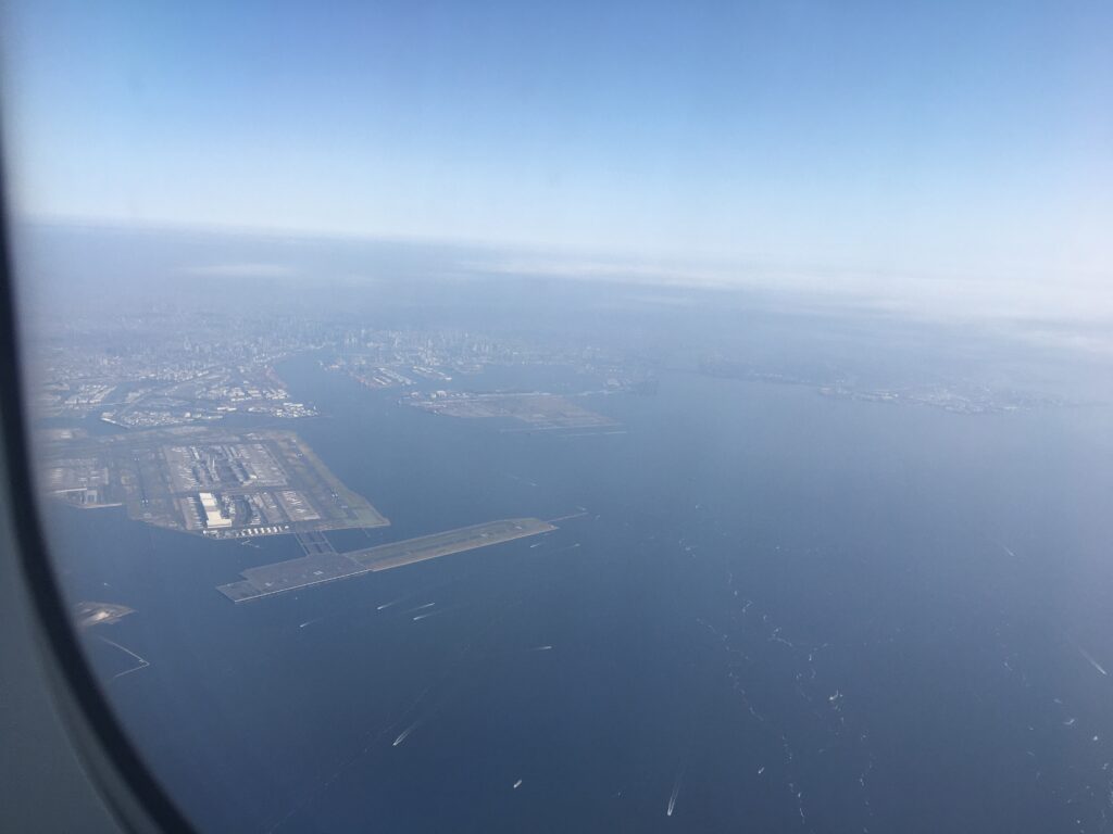 ANA羽田発岡山行きの機内から見た東京湾と羽田空港周辺