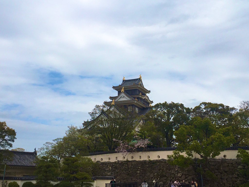 青空の下に建つ岡山城の天守閣