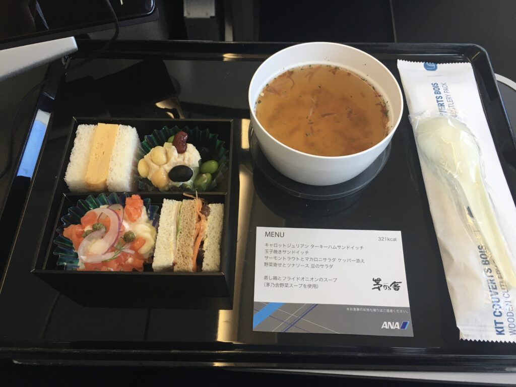 ANAプレミアムクラス羽田発岡山行きで提供された朝食とスープ