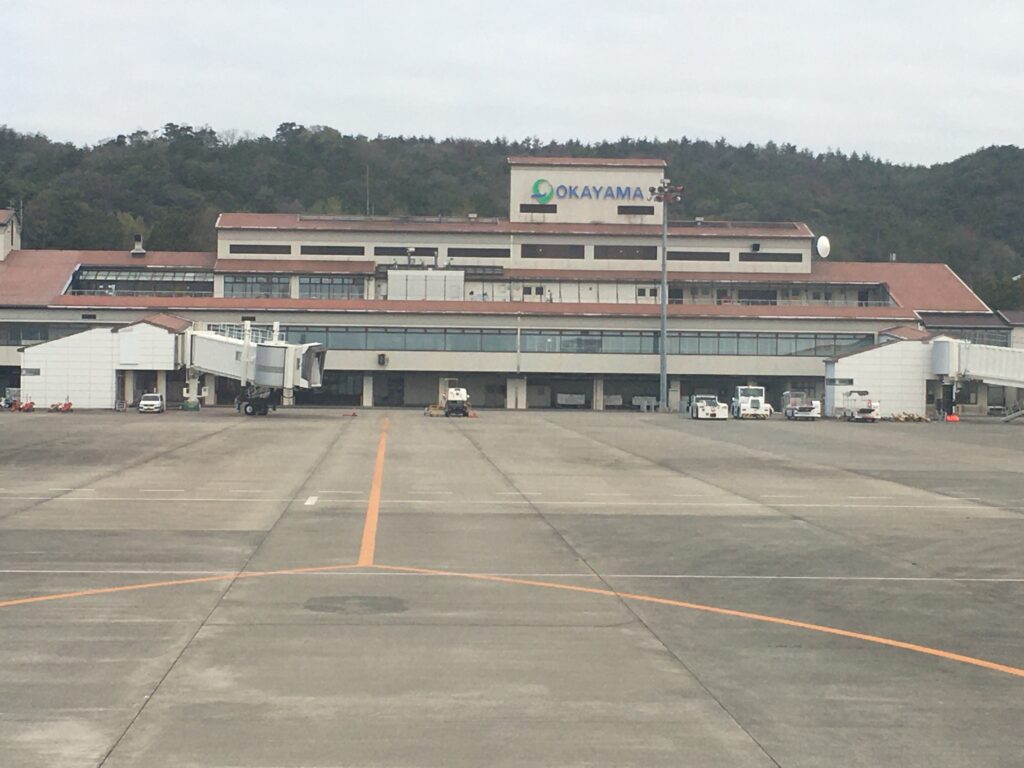 ANA機内から見た岡山桃太郎空港のターミナルビル