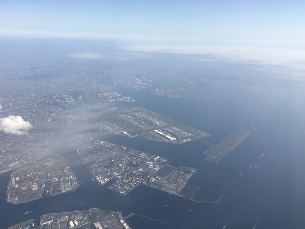 羽田空港を離陸した飛行機の窓から見た東京湾沿岸