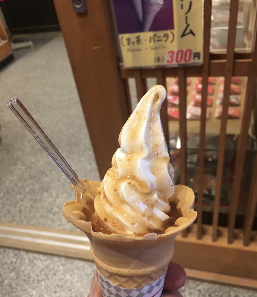 岡山後楽園さざなみ茶屋の梅ジャムソフトクリーム