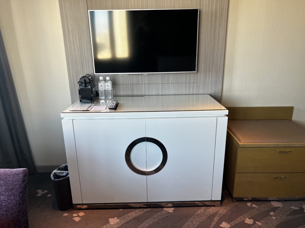 東京マリオットホテルの客室にあるテレビとミニバー