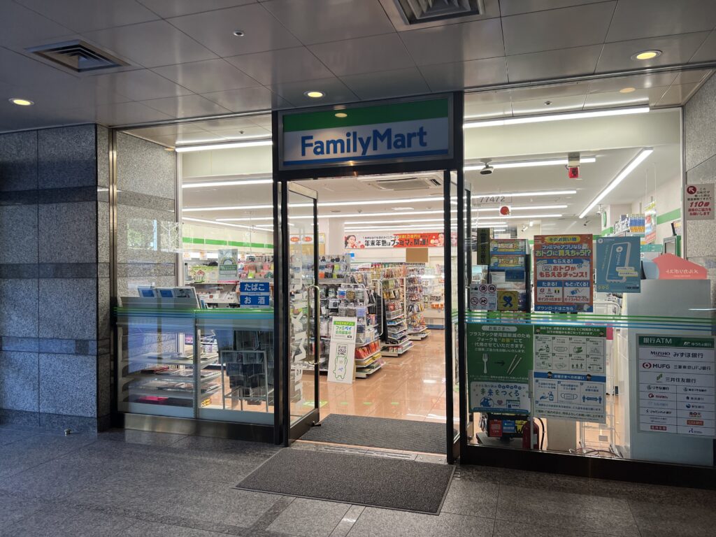 東京マリオットホテルに直結するファミリーマート