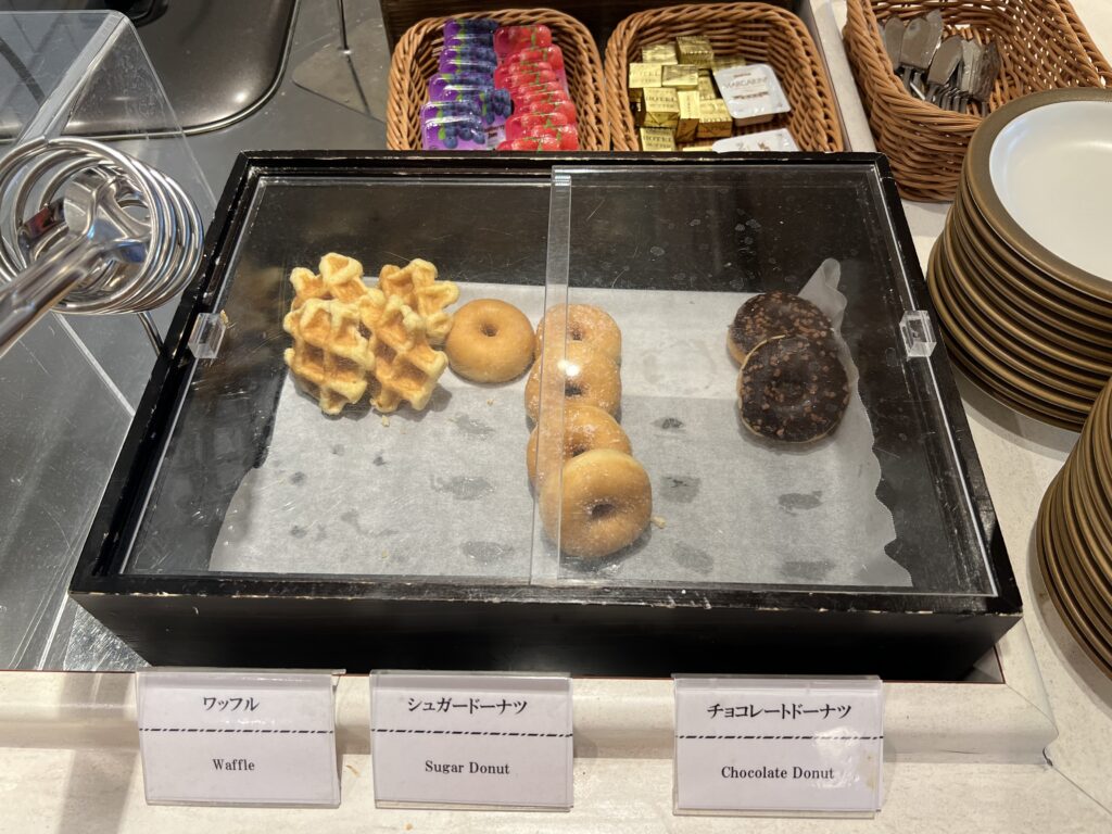 ドーミーイン池袋の朝食バイキングに並ぶドーナツ
