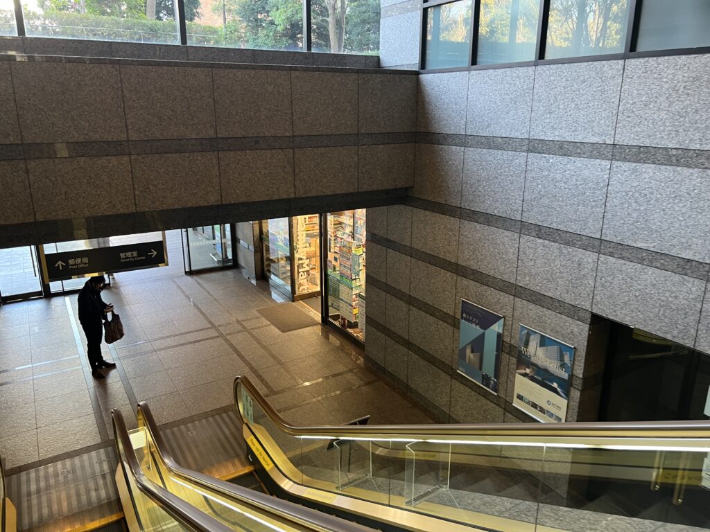 東京マリオットホテルから地下1階へ向かうエスカレーター