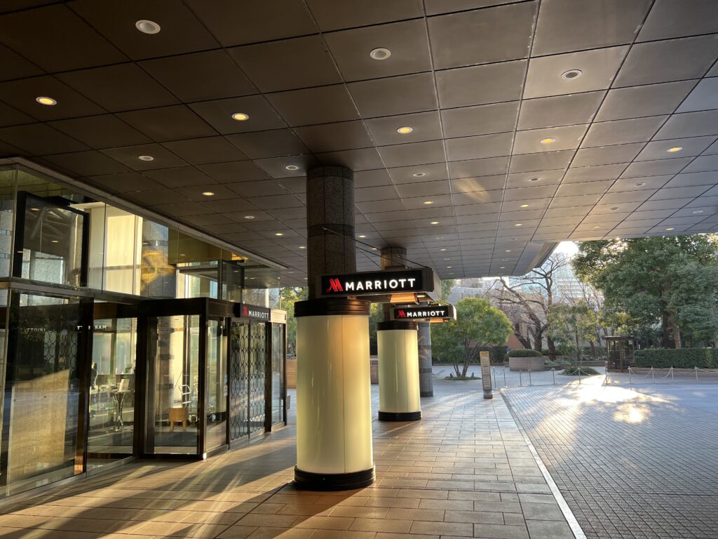 東京マリオットホテルの車寄せと正面エントランス