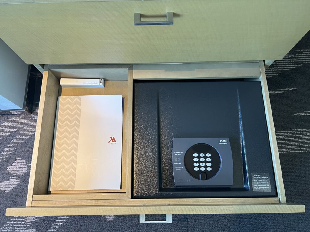 東京マリオットホテルの客室にある金庫