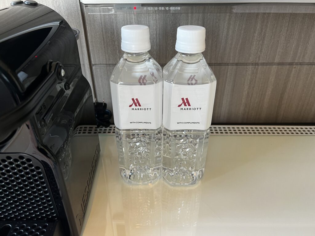 東京マリオットホテル客室の無料ミネラルウォーター