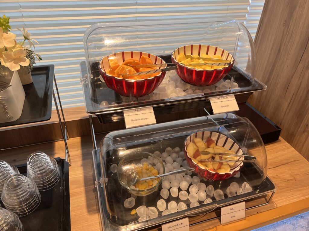 ドーミーイン池袋の朝食バイキングに並ぶフルーツ