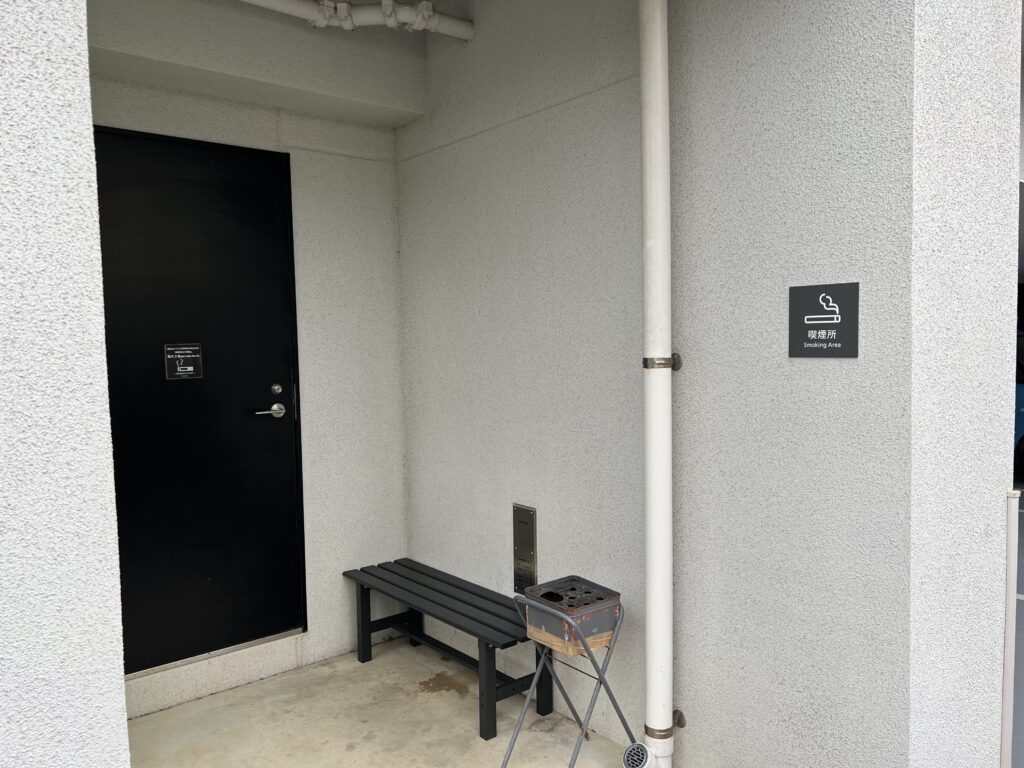 たびのホテルlit宮古島1階にある屋外喫煙所