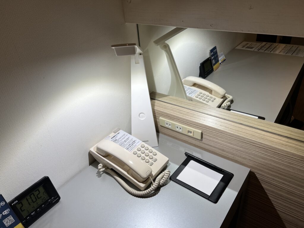 コンフォートイン那覇泊港の客室にあるデスクと電話