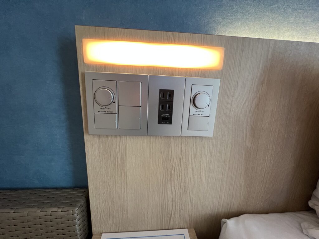 たびのホテルlit宮古島のベッド横にある照明スイッチと電源