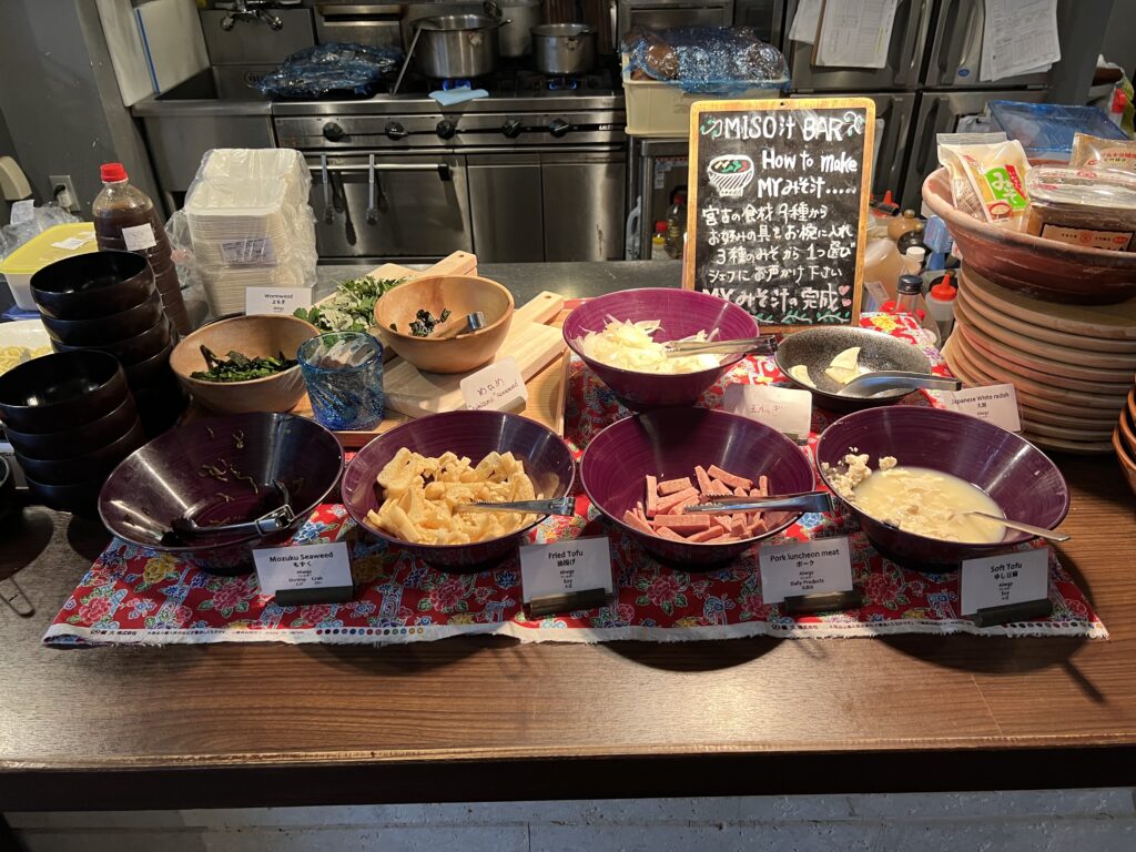 たびのホテルlit宮古島の朝食ビュッフェに並ぶ沖縄料理