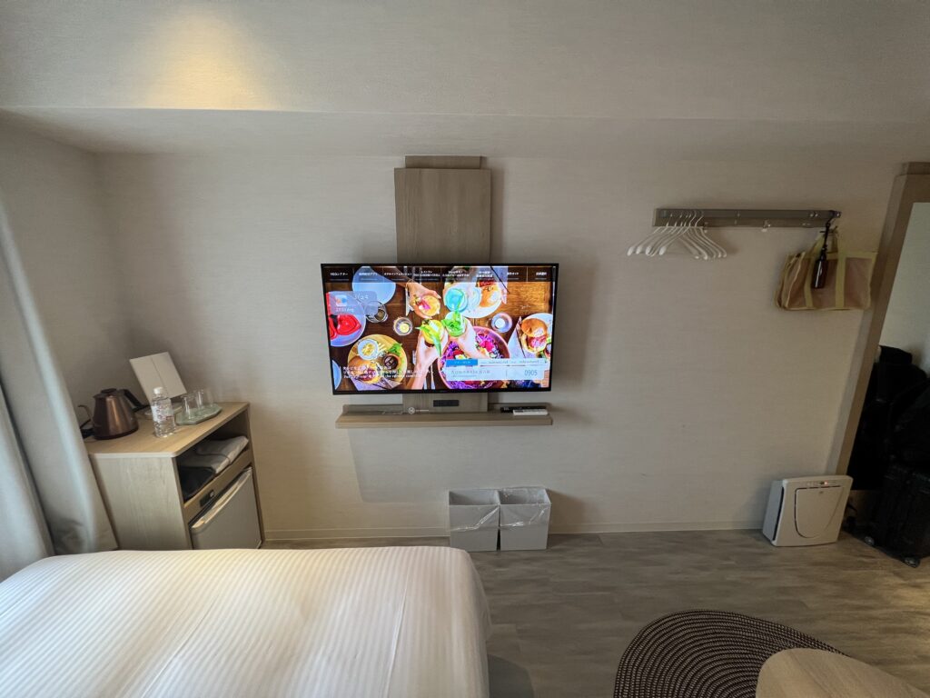たびのホテルlit宮古島の客室にある大型4Kテレビ