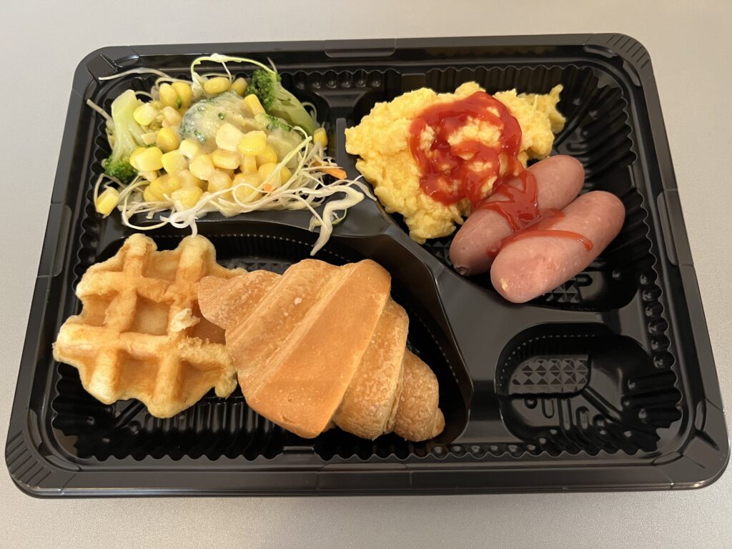 コンフォートイン那覇泊港で食べたワッフルとパンと卵料理の朝食