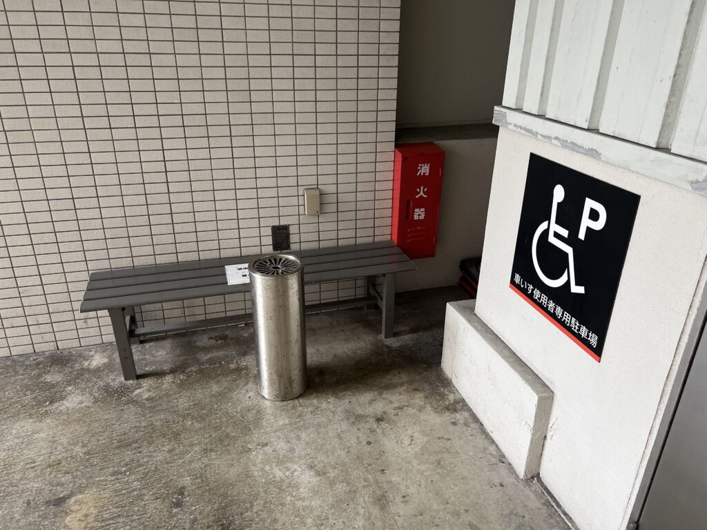 コンフォートイン那覇泊港の駐車場脇にあった屋外灰皿
