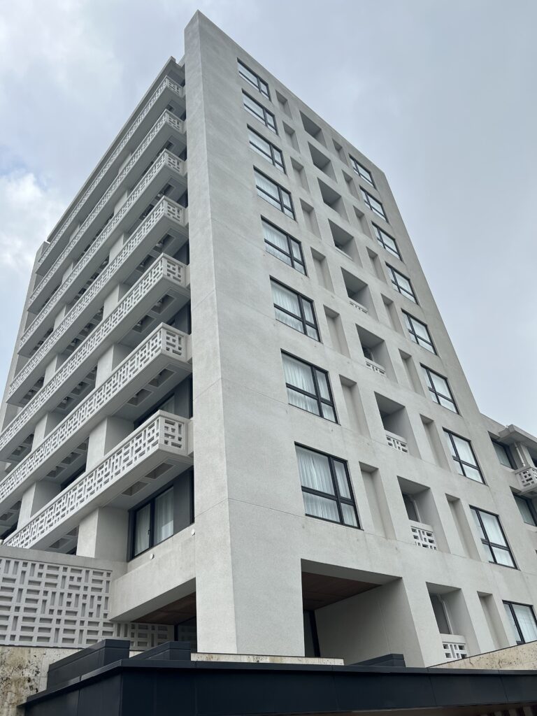 たびのホテルlit宮古島の10階建ての建物