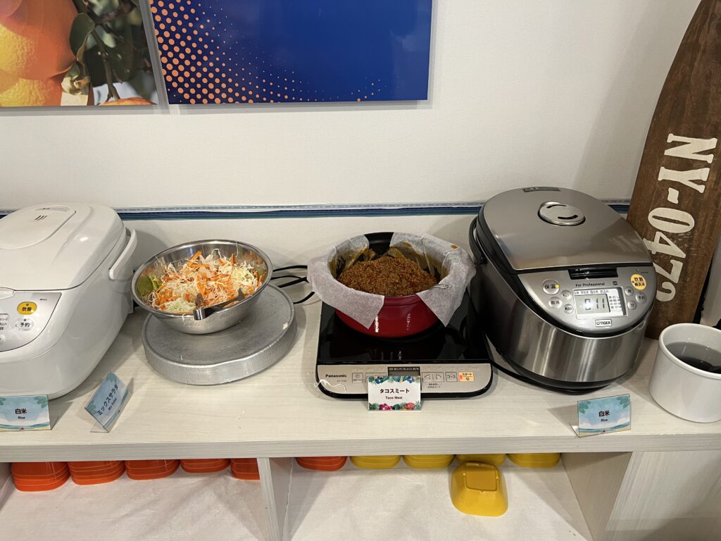 朝食会場に並ぶごはんとカレーとタコライス