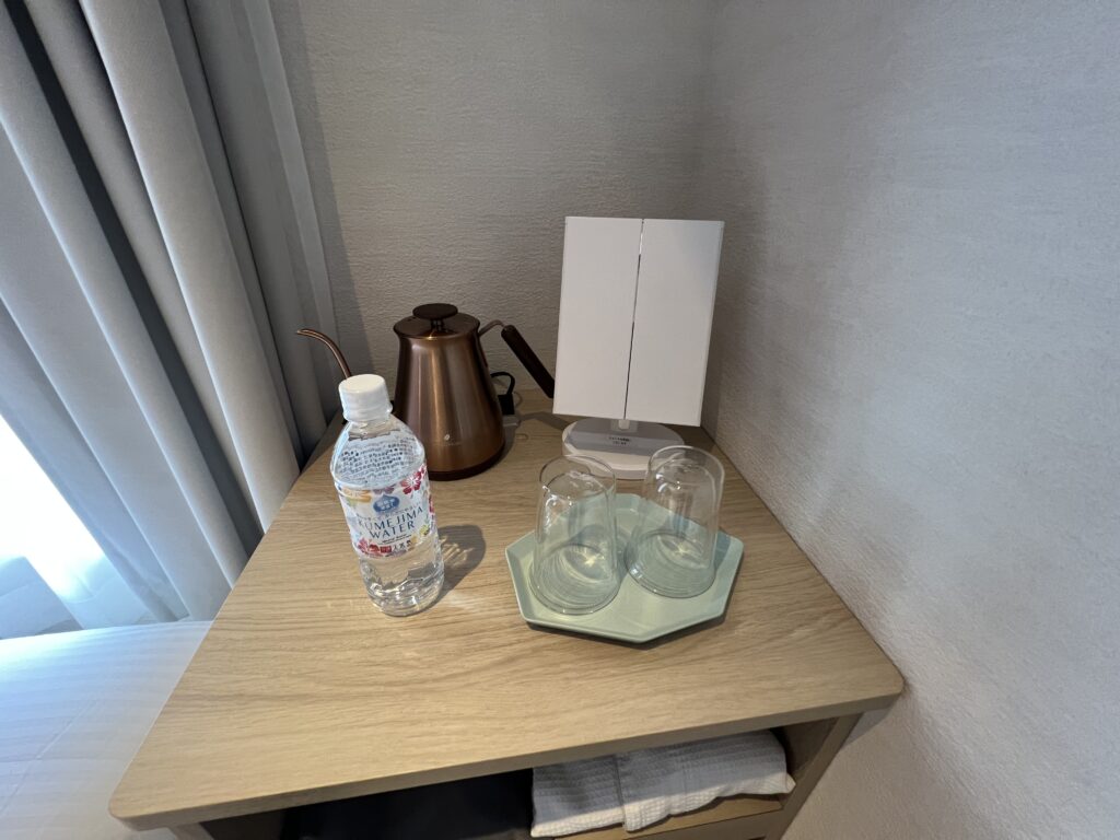 たびのホテルlit宮古島の客室に用意された電気ケトルと水