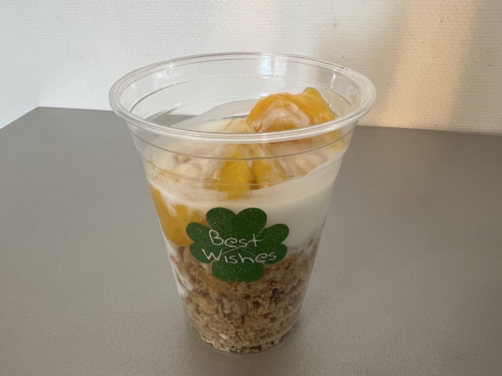 朝食で食べたヨーグルトとシリアルとフルーツ