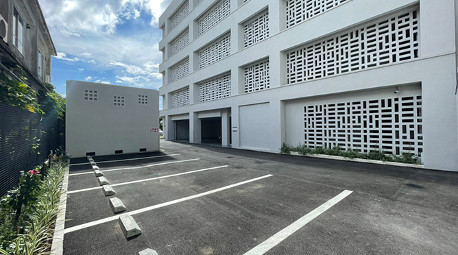 たびのホテルlit宮古島の建物横にある駐車場