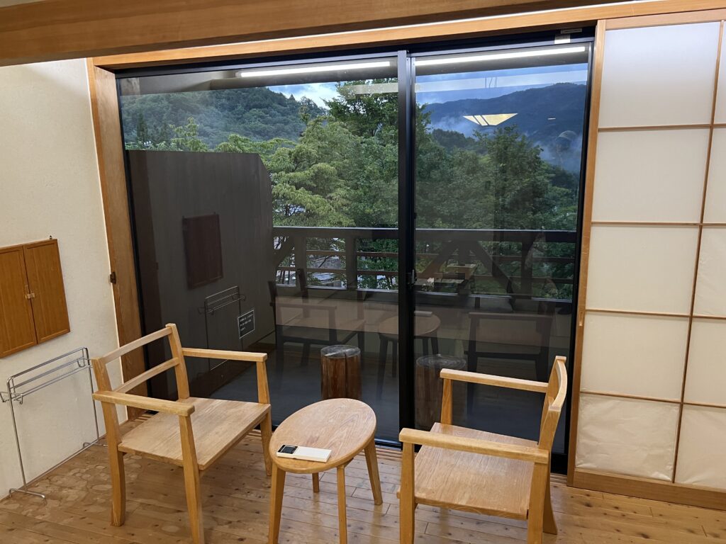 ホテル富貴の森の8畳和室にある広縁