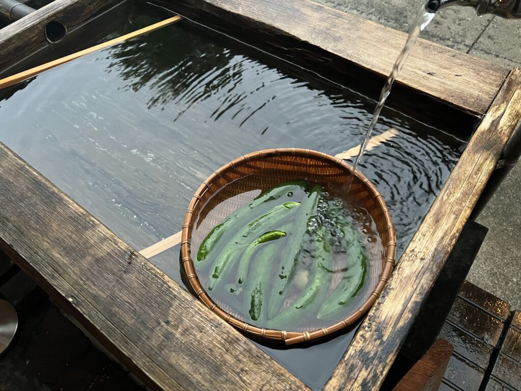 ホテル富貴の森で冷たい水に入れて提供されたきゅうり