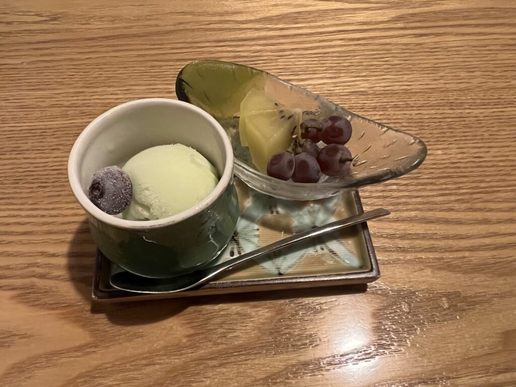 ホテル富貴の森の夕食のアイスクリームとフルーツ