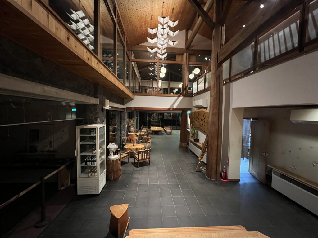 木の梁が印象的なホテル富貴の森の館内