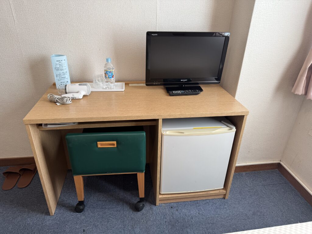 沖縄サンプラザホテルの客室にあるテレビとデスクと冷蔵庫