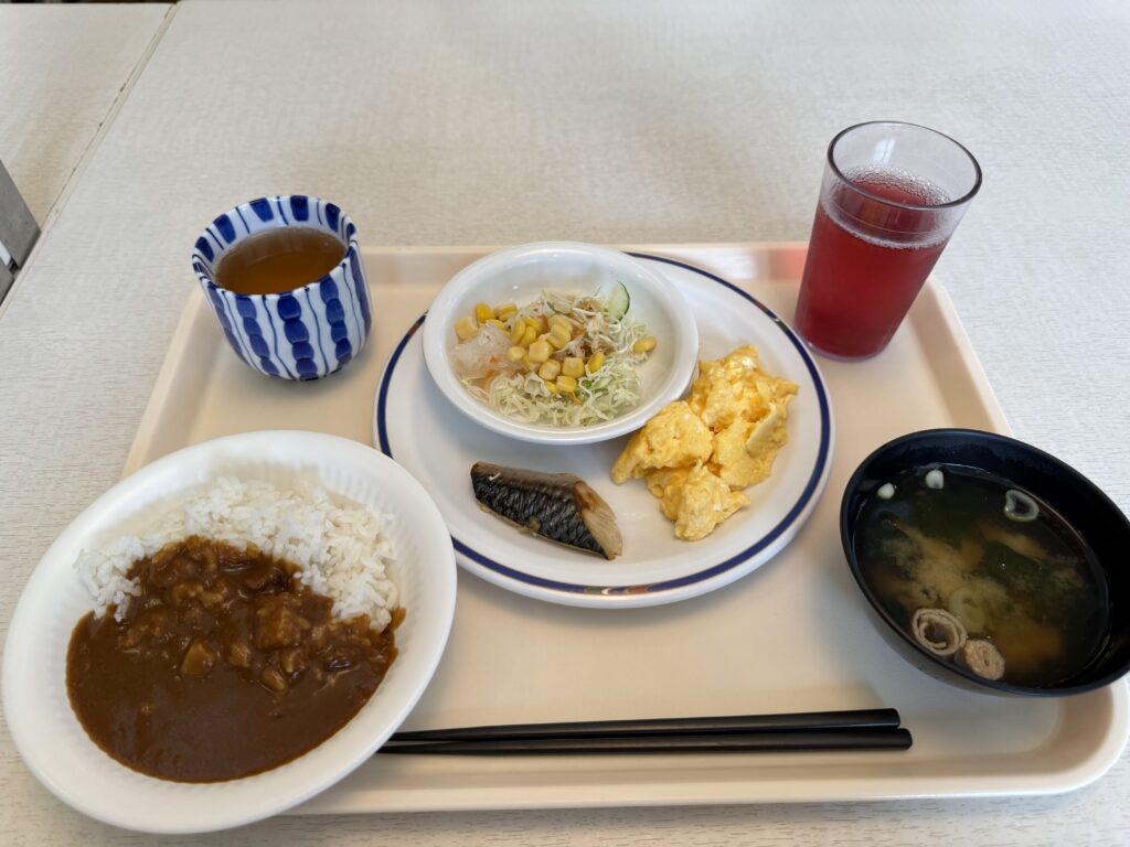 沖縄サンプラザホテルの朝食バイキングで盛り付けたカレーや魚料理
