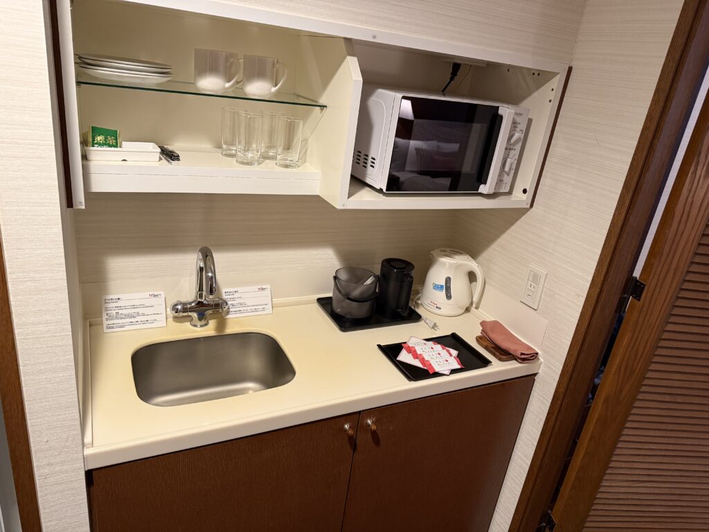 客室のミニキッチンと電子レンジ