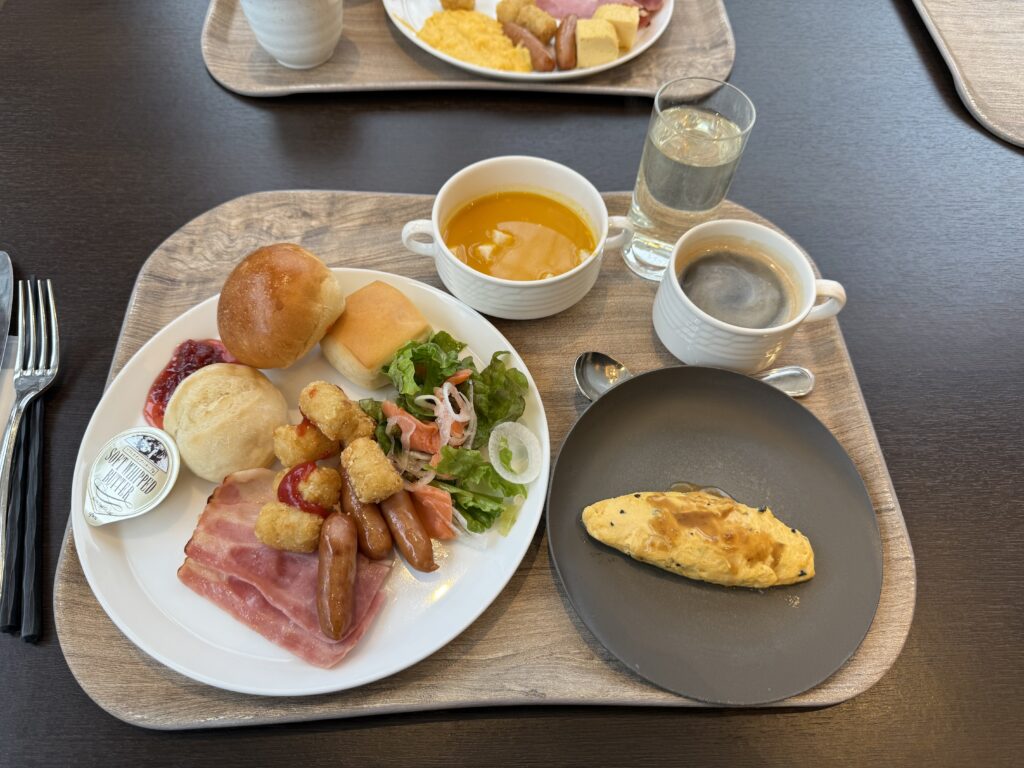 朝食ブッフェのトリュフ入りオムレツ
