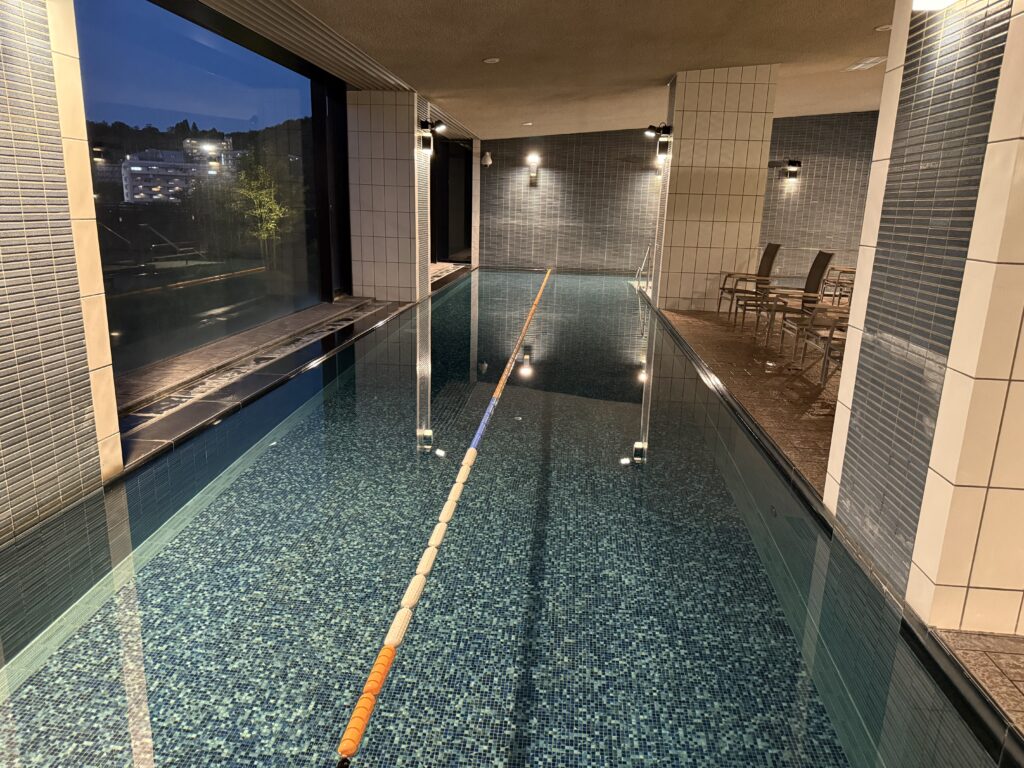 有馬六彩の屋内温水プール